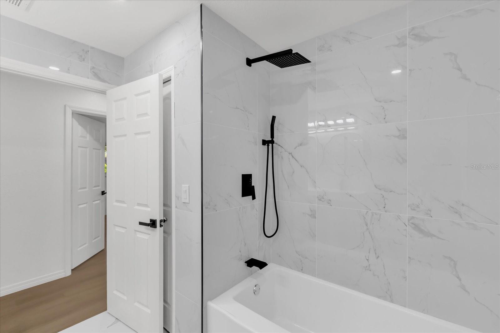 Image 23 of 39 For 2 Hudson Cove