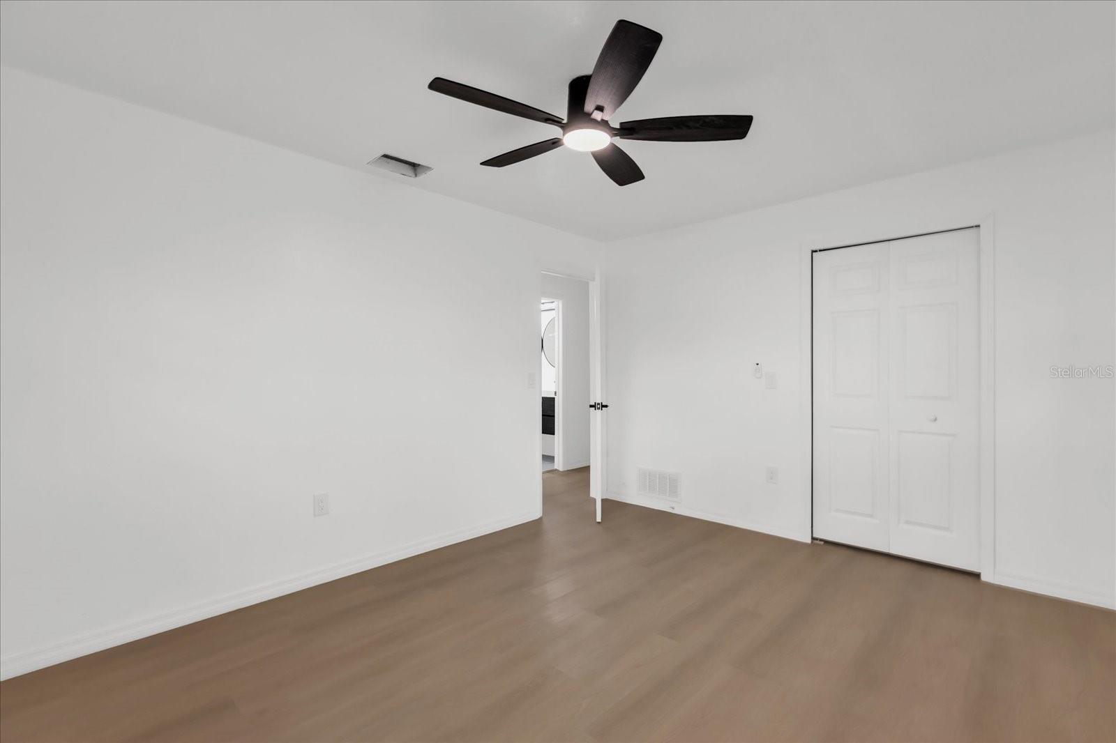 Image 27 of 39 For 2 Hudson Cove