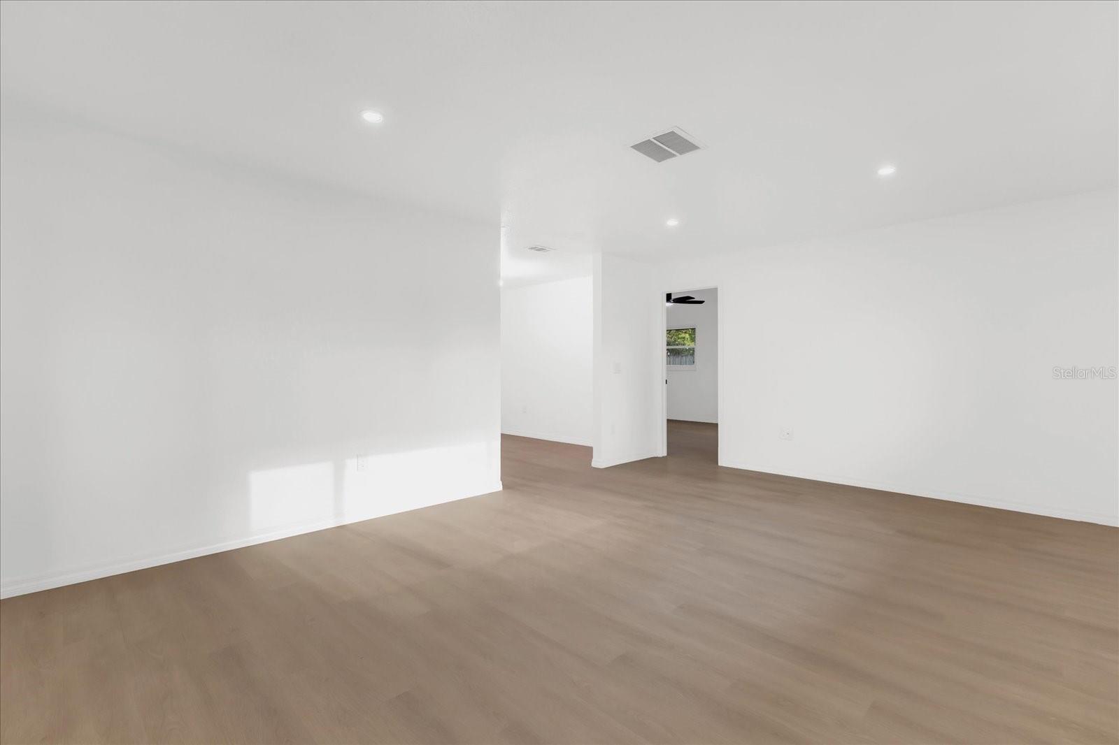 Image 5 of 39 For 2 Hudson Cove