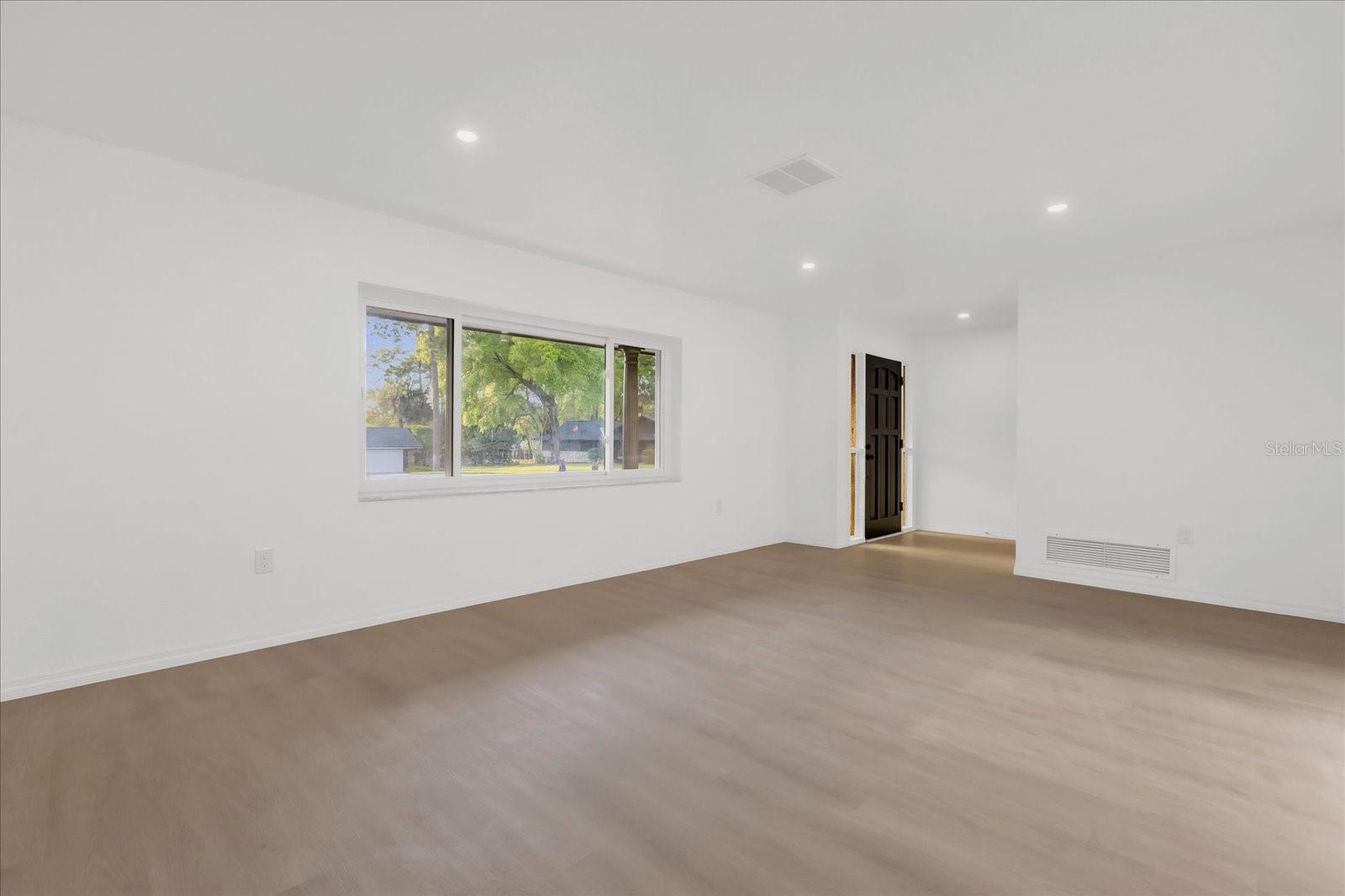 Image 6 of 39 For 2 Hudson Cove