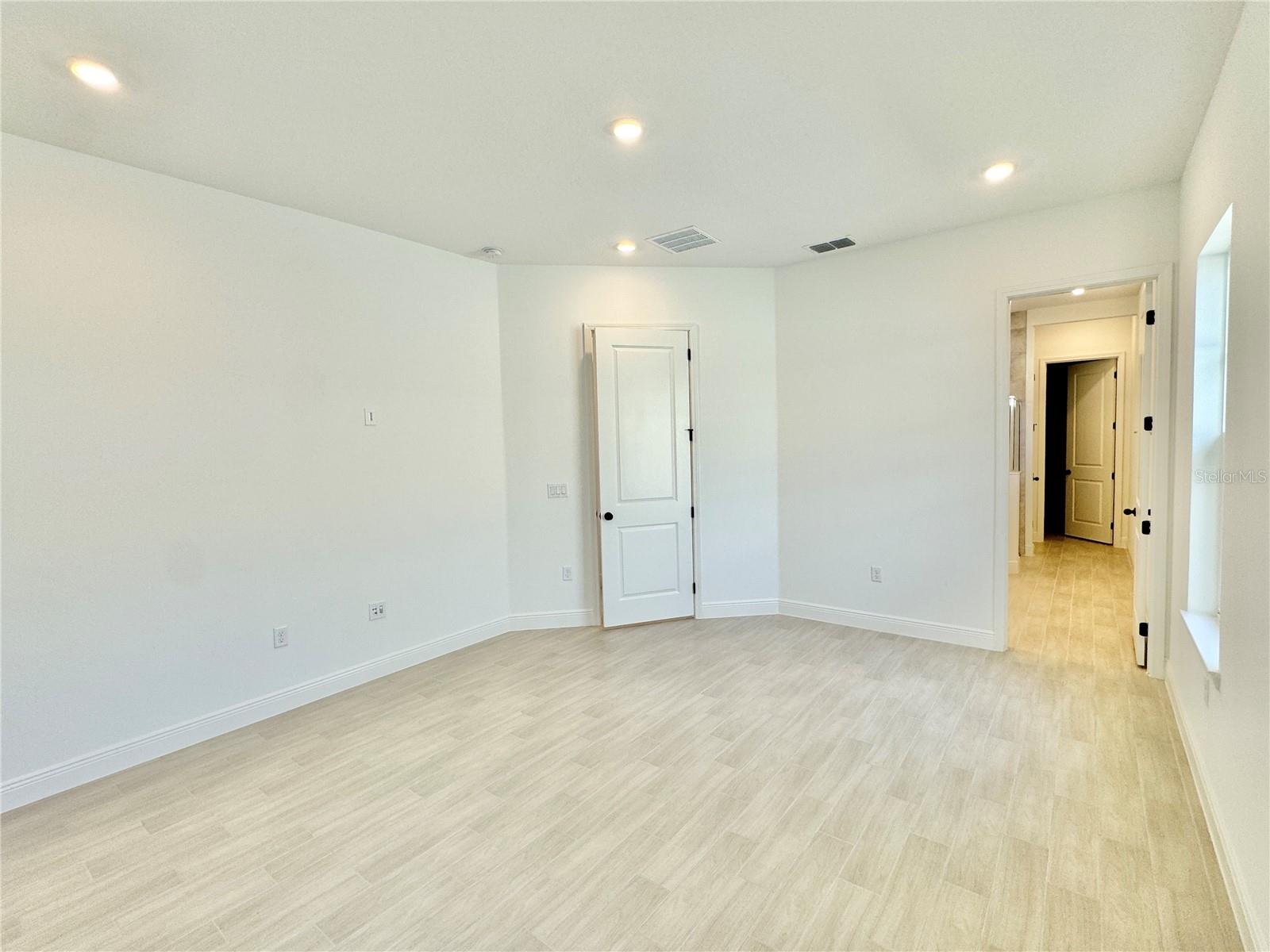 Image 33 of 72 For 9726 Neruda Street