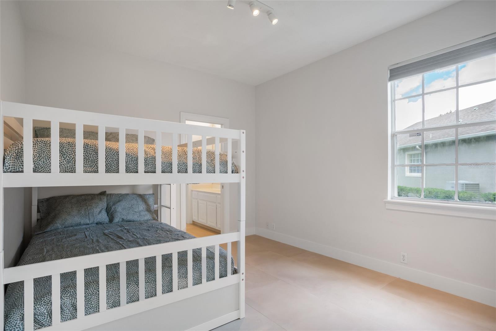 Image 32 of 43 For 11537 Claymont Cir