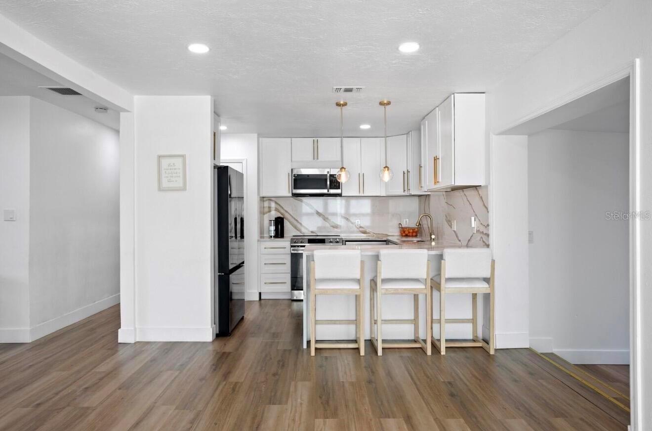 Listing photo id 15 for 208 Ward Street