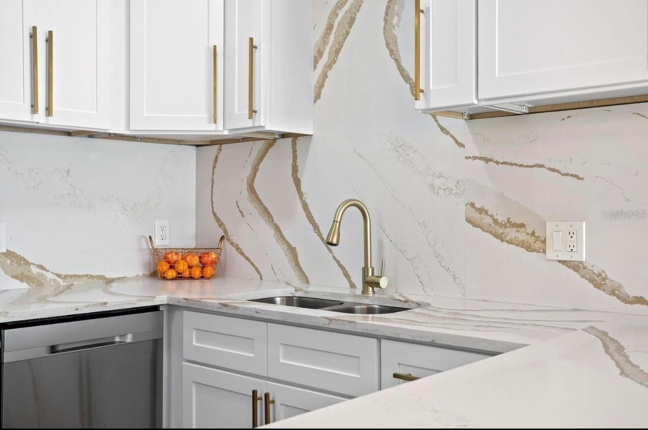 Listing photo id 18 for 208 Ward Street