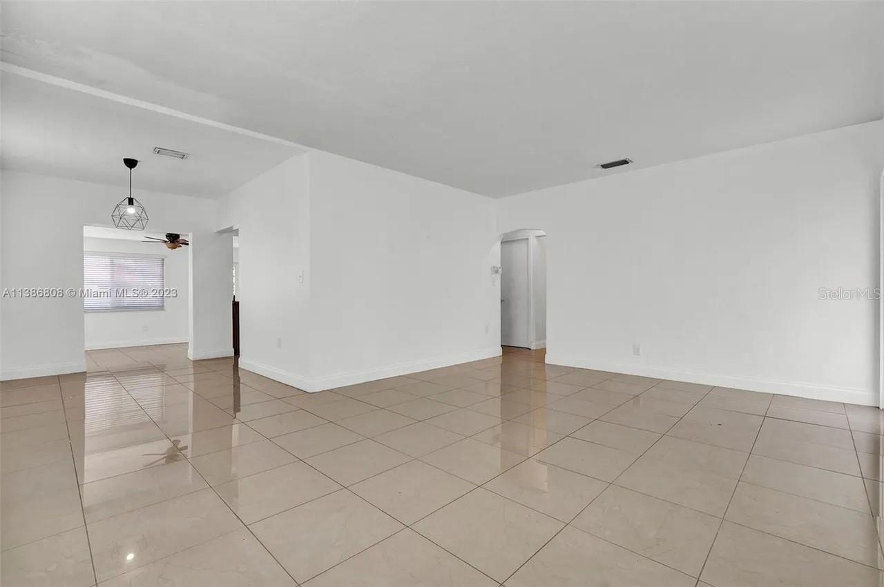 Image 13 of 31 For 437 Swan Avenue