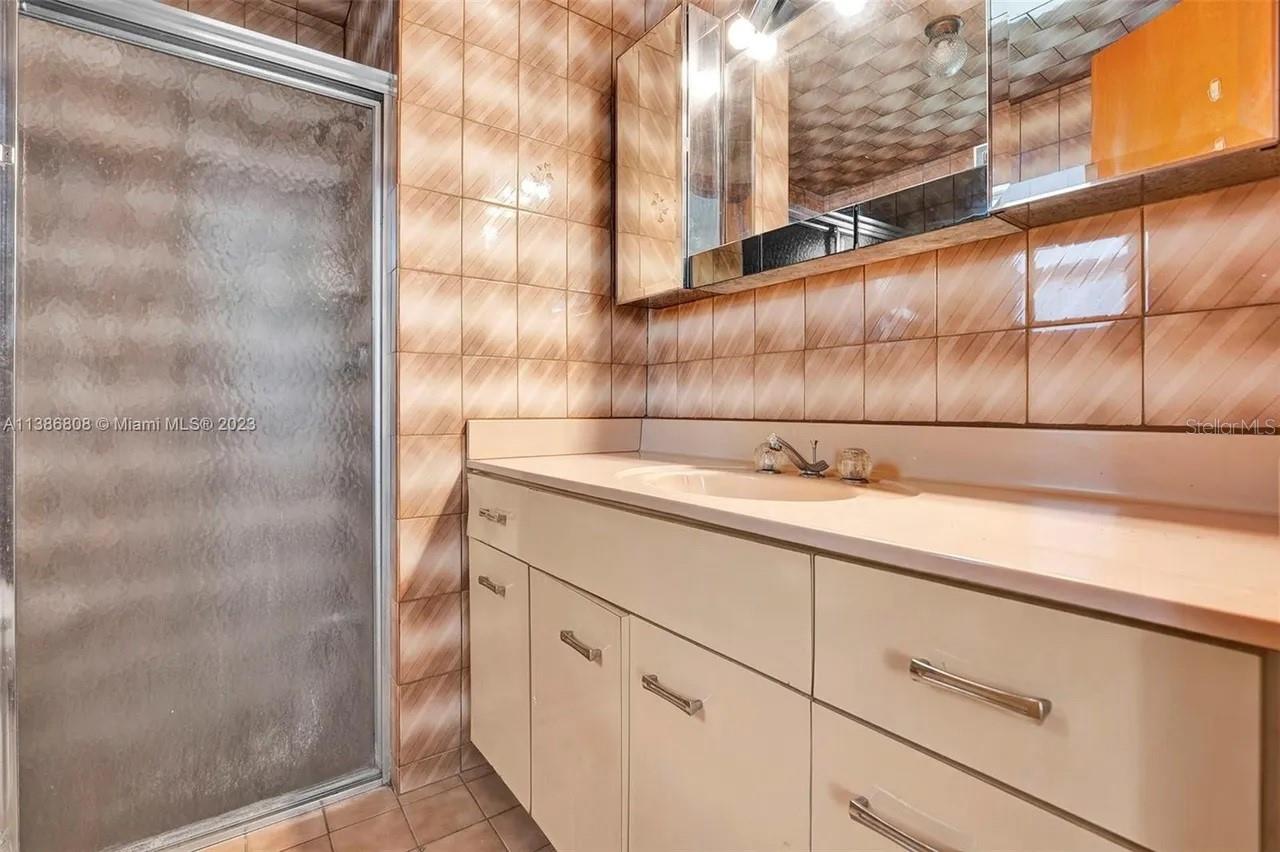 Image 18 of 31 For 437 Swan Avenue