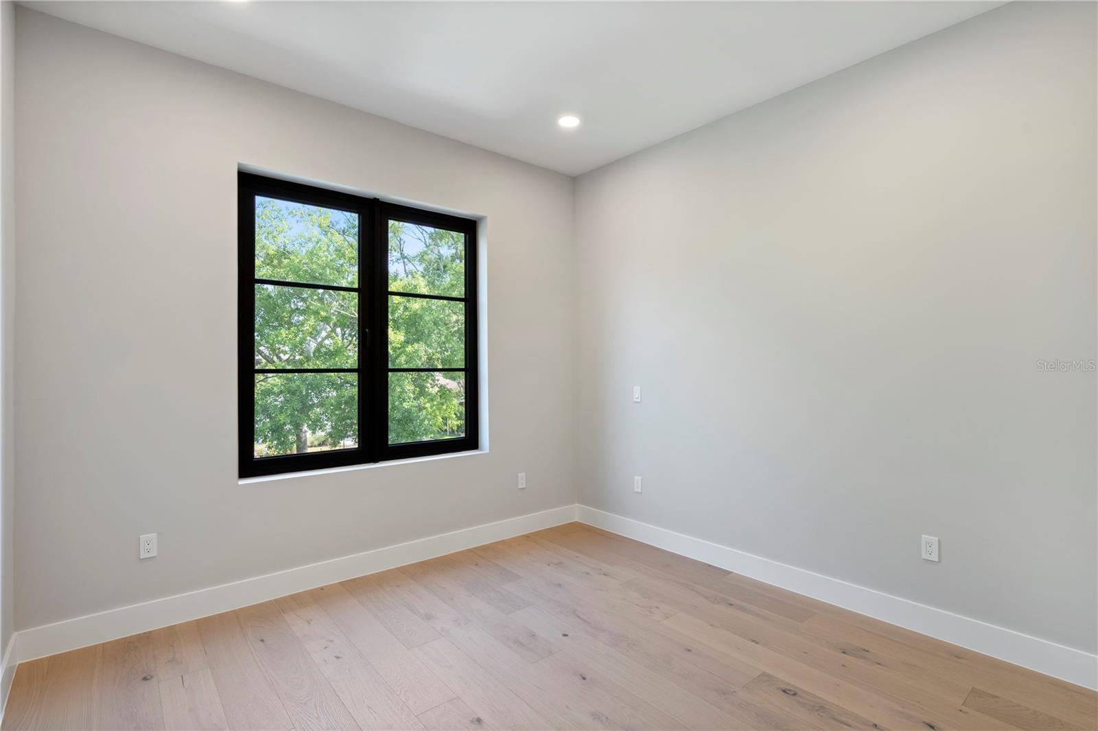 Image 27 of 43 For 1660 Walnut Avenue