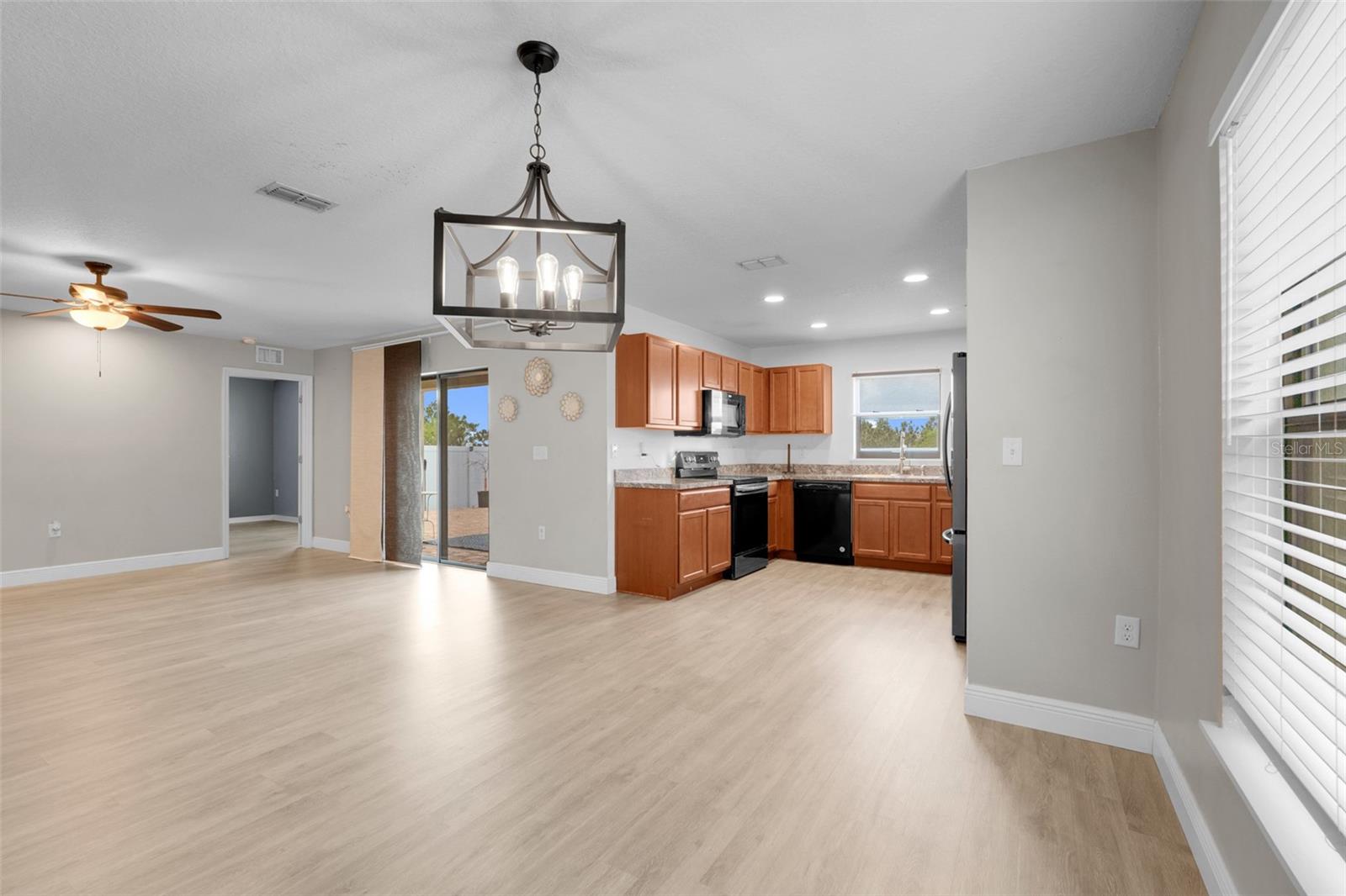 Image 9 of 33 For 910 Aspen View Circle