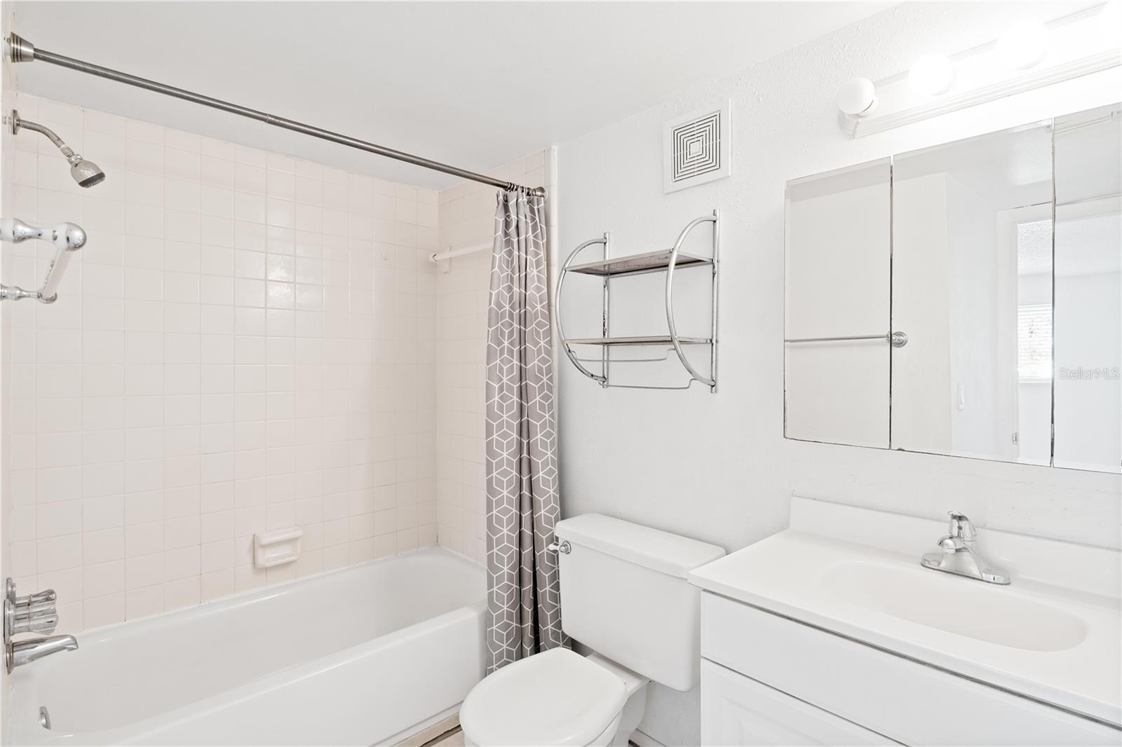 Image 7 of 26 For 920 Lake Destiny Road F