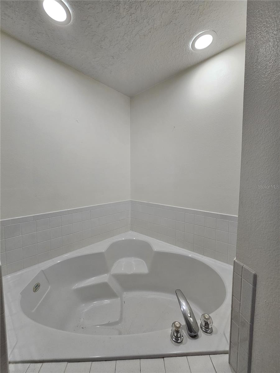 Image 18 of 31 For 8825 Kensington Court