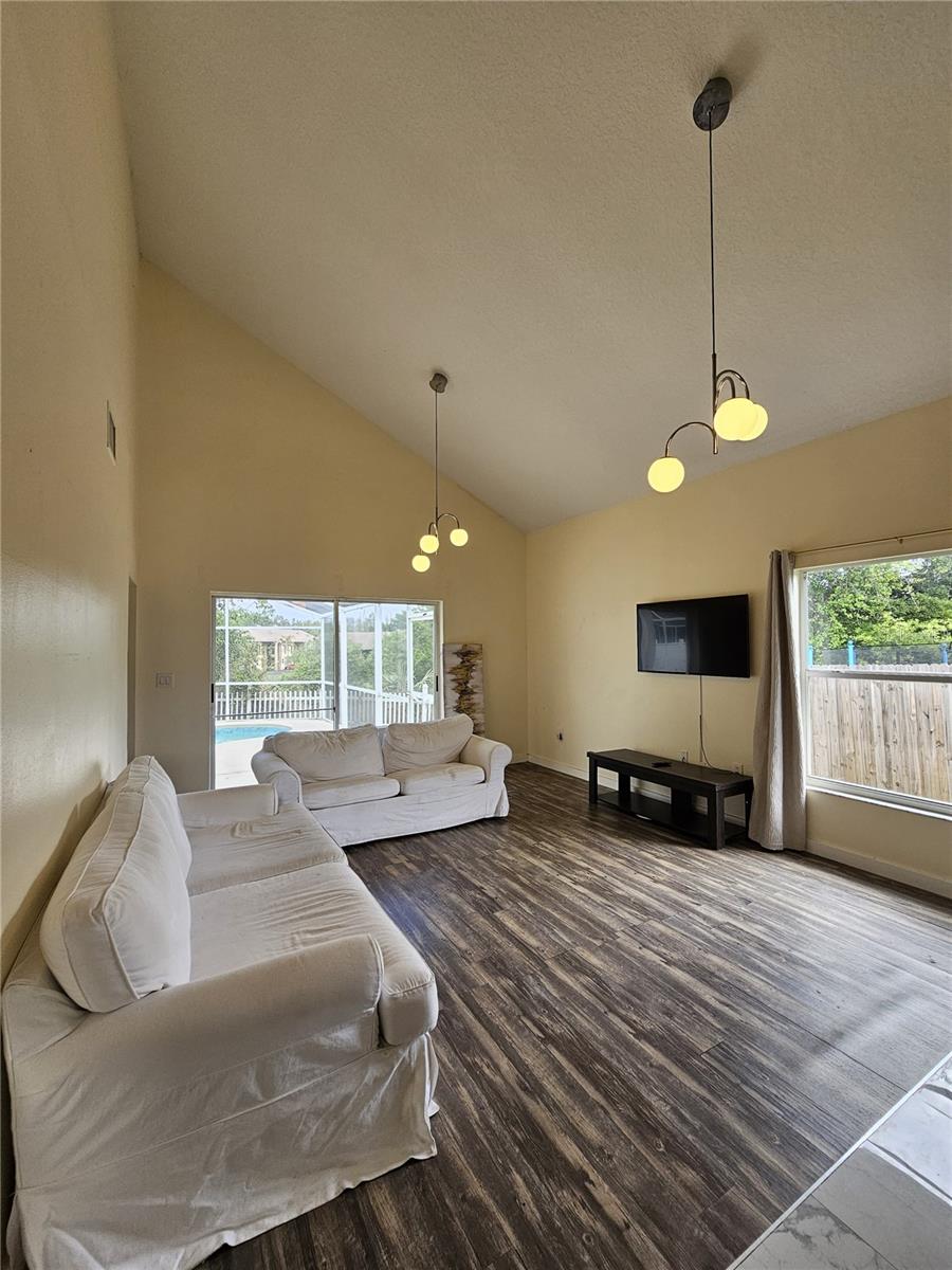 Image 24 of 31 For 8825 Kensington Court