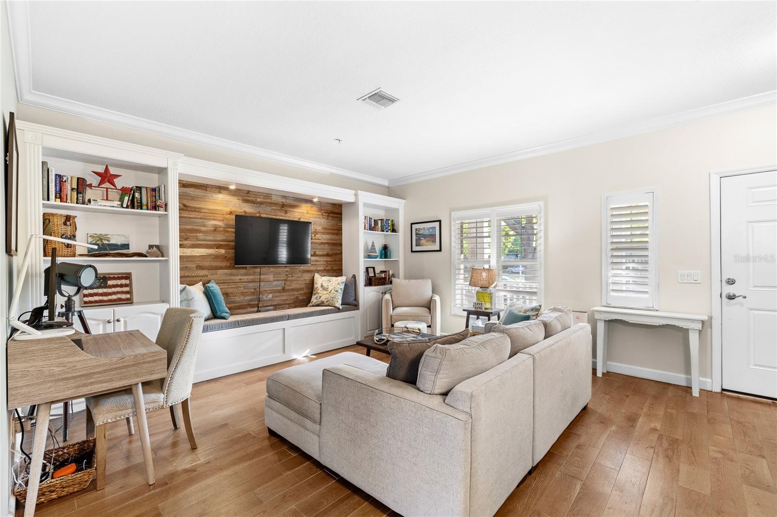 Image 7 of 43 For 9850 Poplar Place