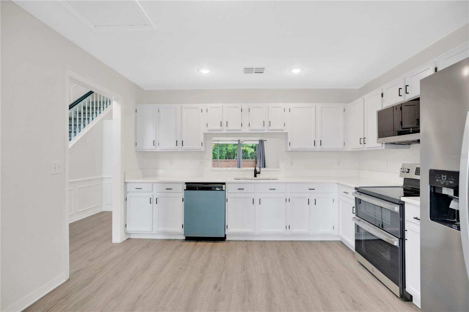 Image 11 of 27 For 932 Charing Cross Circle