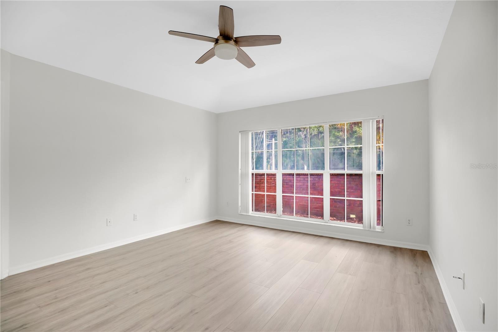 Image 12 of 27 For 932 Charing Cross Circle