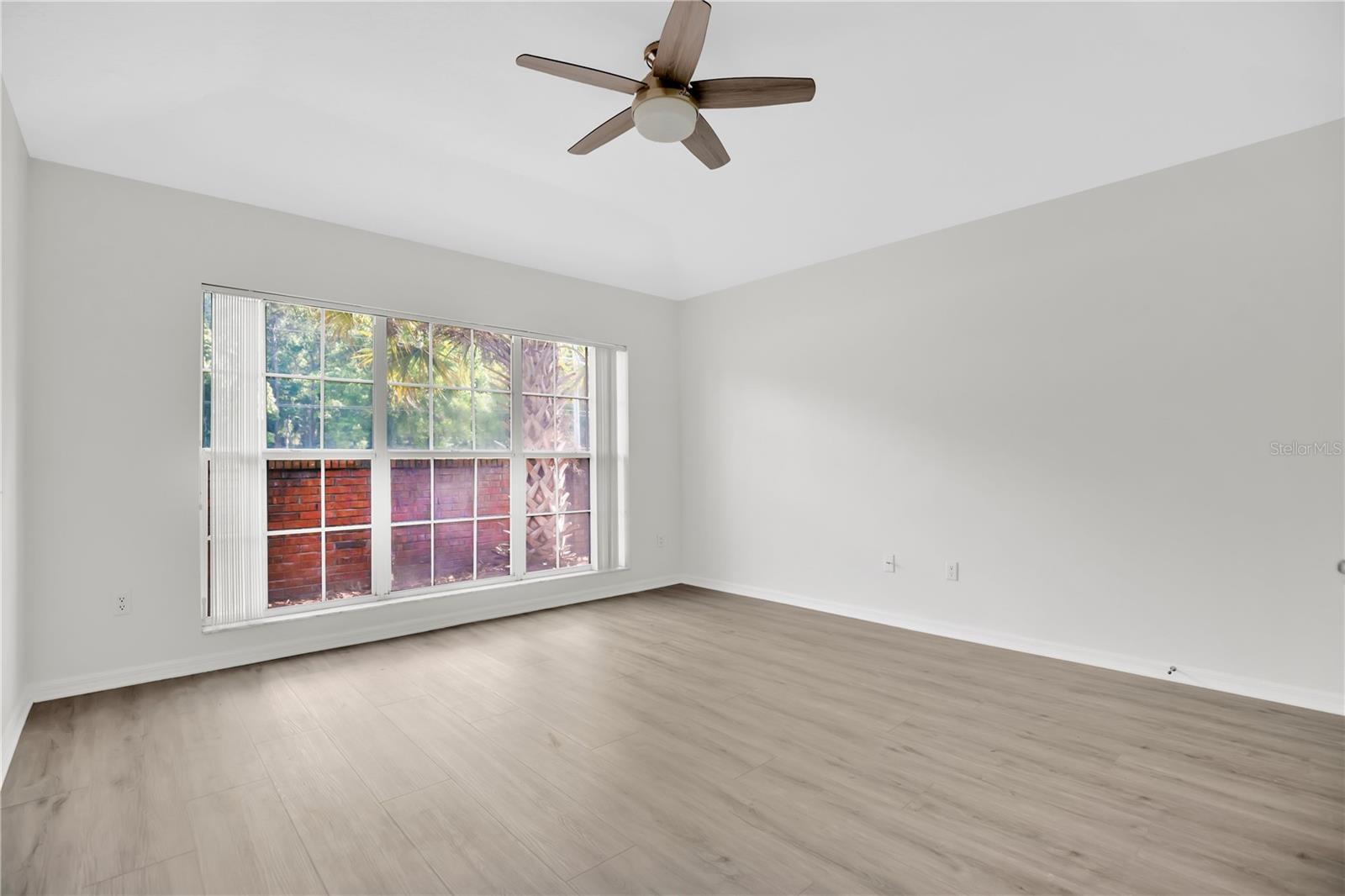 Image 13 of 27 For 932 Charing Cross Circle