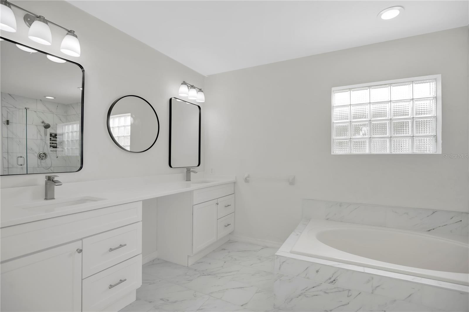 Image 14 of 27 For 932 Charing Cross Circle