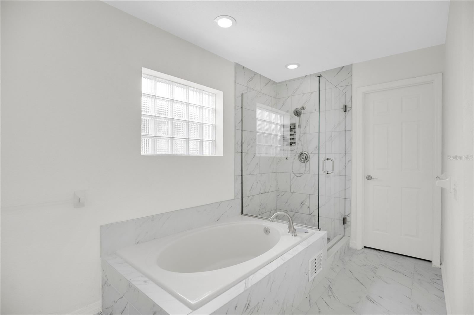 Image 15 of 27 For 932 Charing Cross Circle