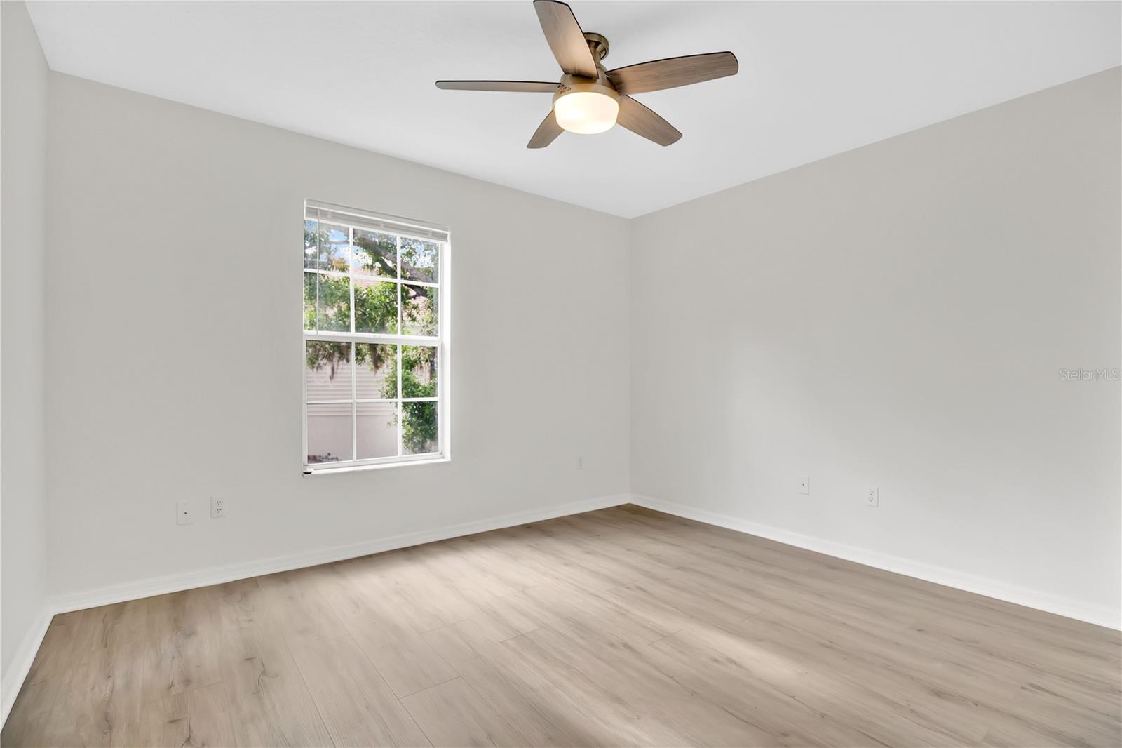 Image 16 of 27 For 932 Charing Cross Circle