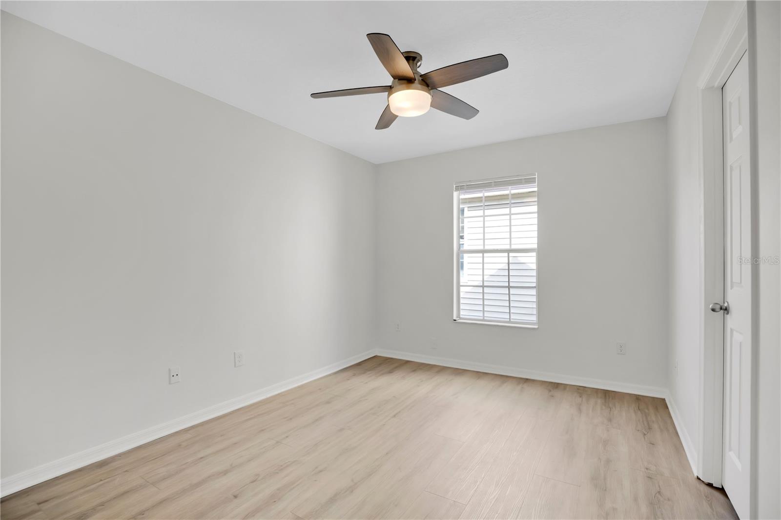 Image 18 of 27 For 932 Charing Cross Circle