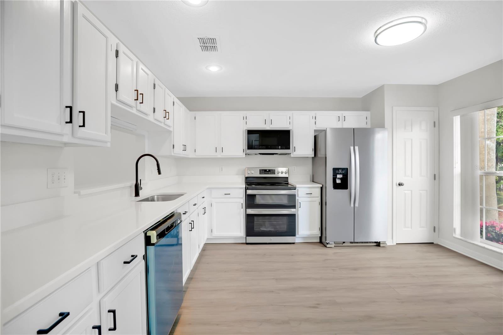 Image 9 of 27 For 932 Charing Cross Circle