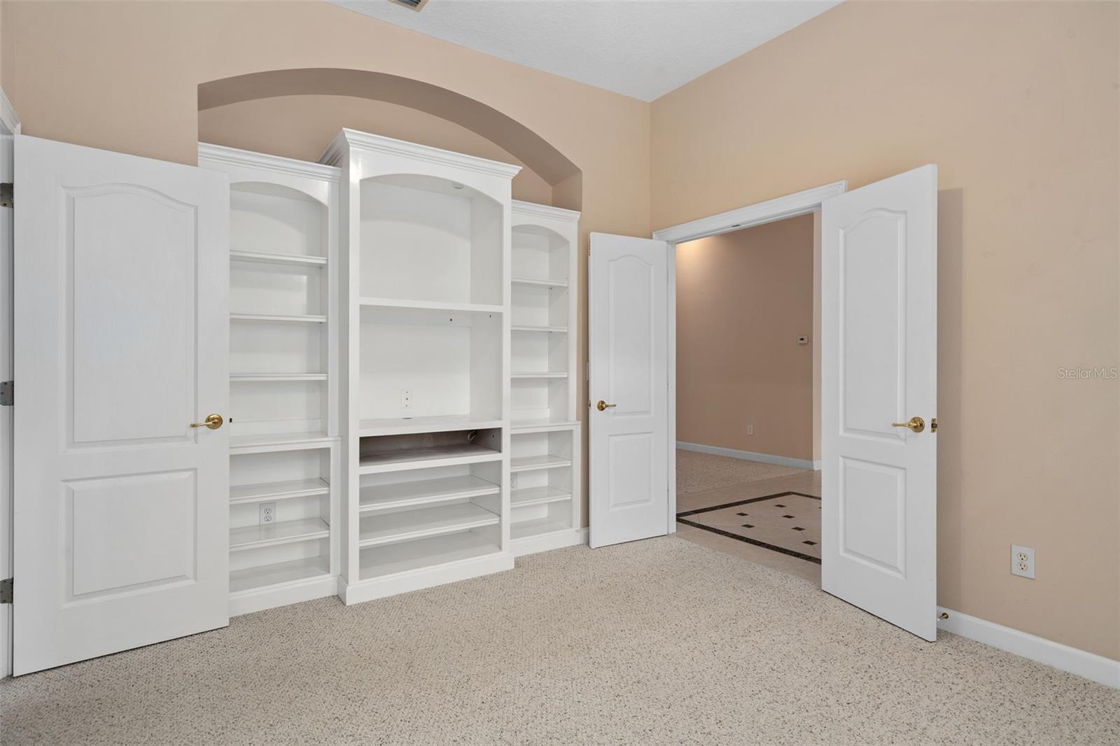 Image 14 of 59 For 386 Chinahill Court