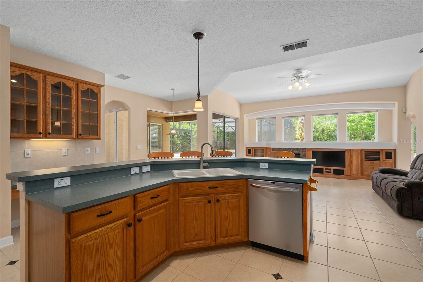 Image 18 of 59 For 386 Chinahill Court