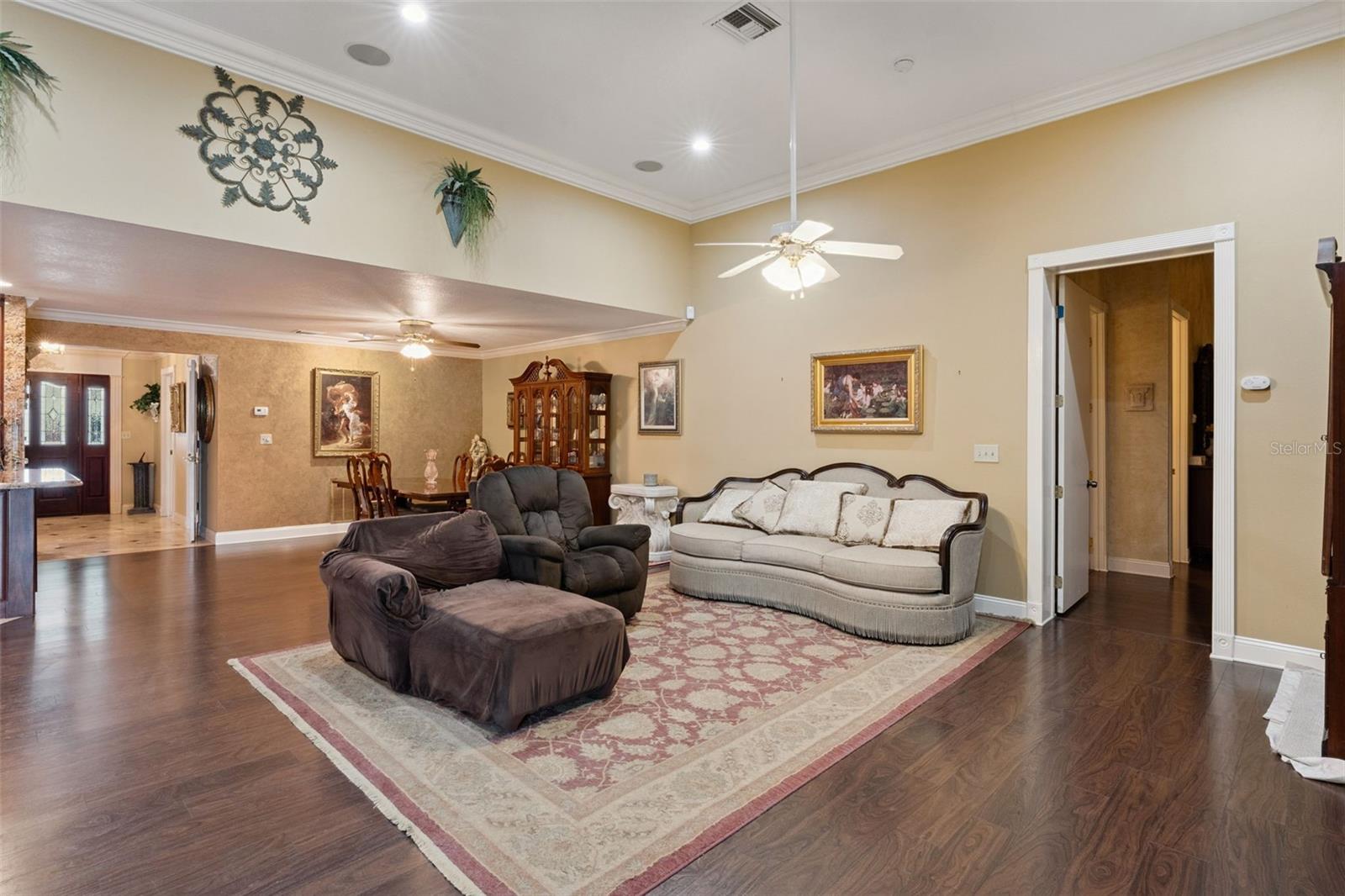 Listing photo id 4 for 1714 Cheryl Lane