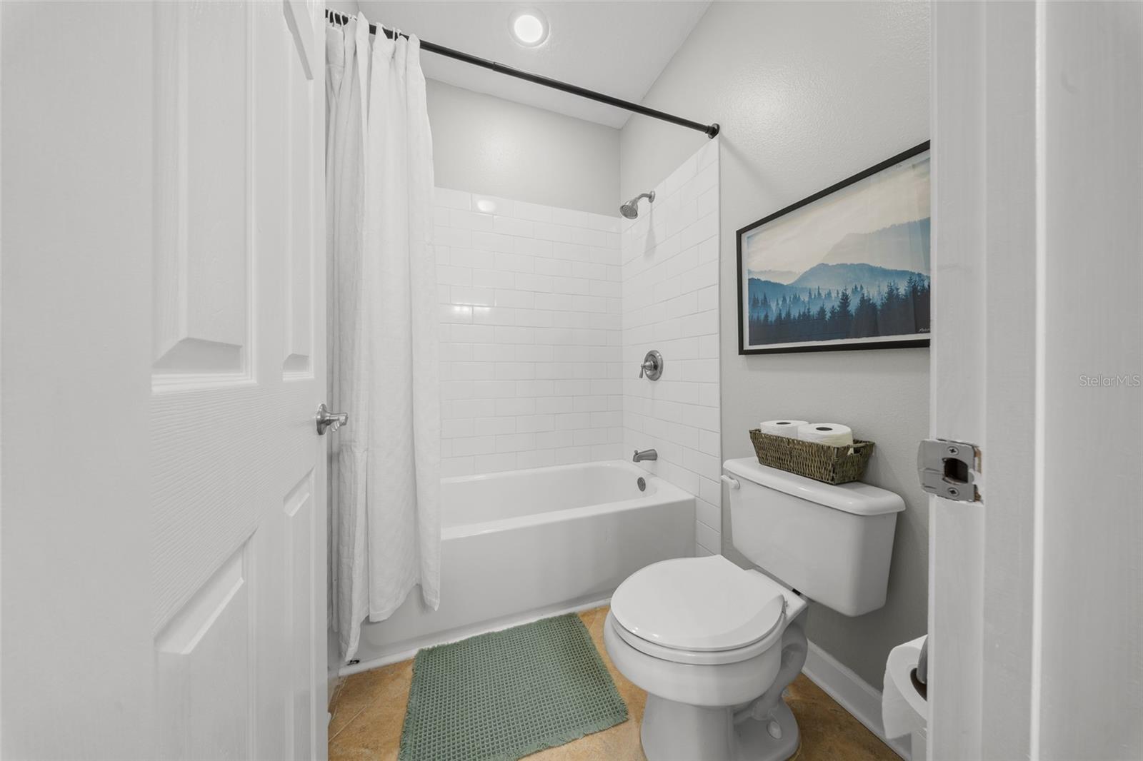 Image 28 of 34 For 440 Lake Lenelle Drive