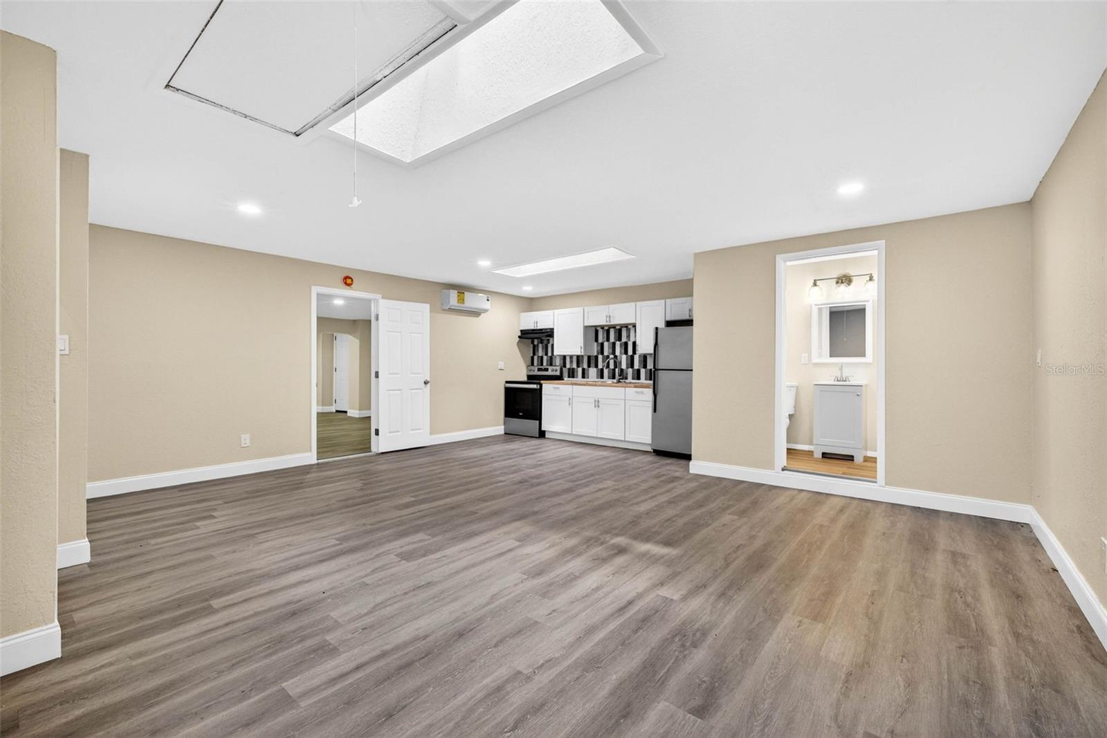 Image 47 of 67 For 3620 Tampa Circle