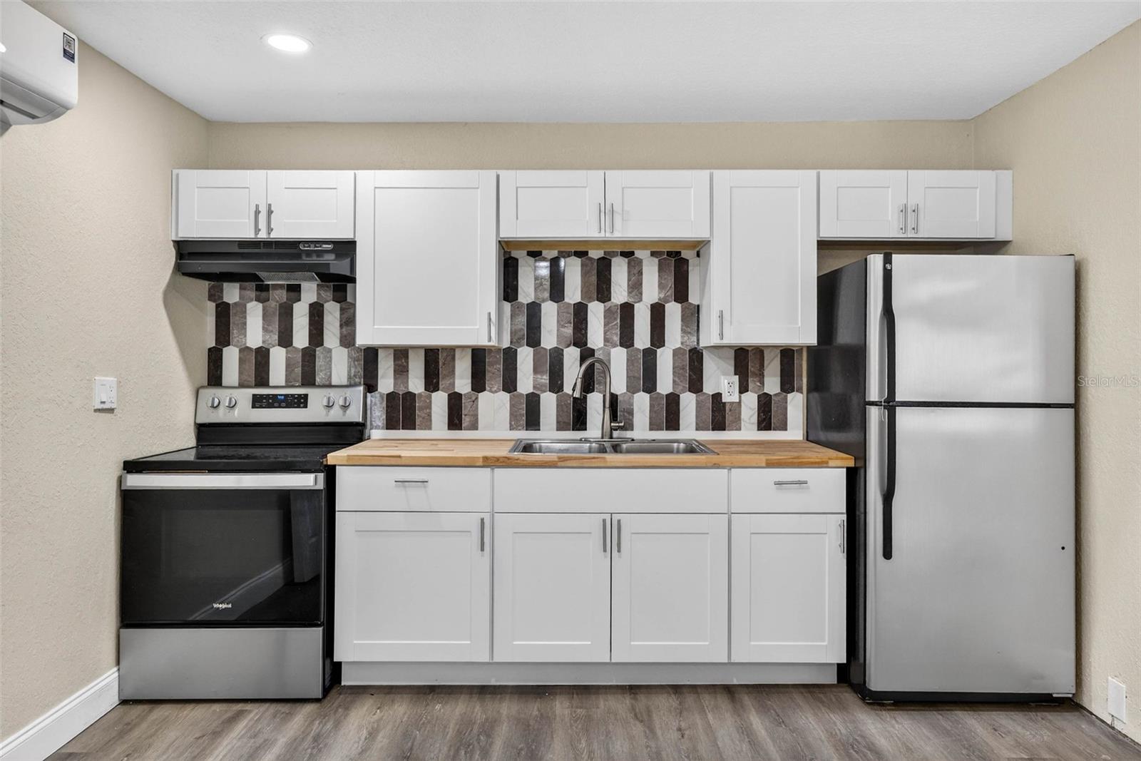 Image 50 of 67 For 3620 Tampa Circle