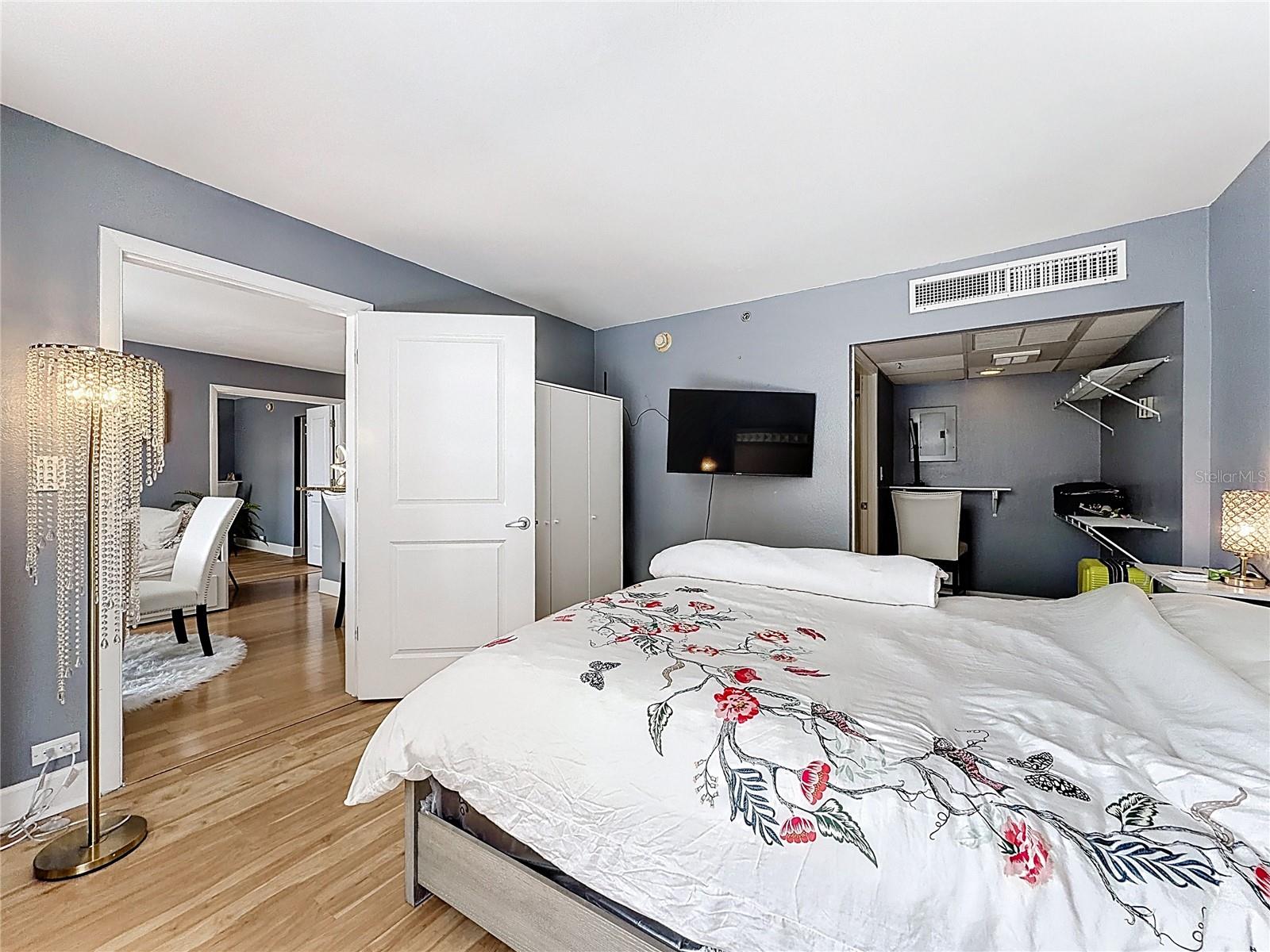 Image 28 of 51 For 151 Washington Street 611