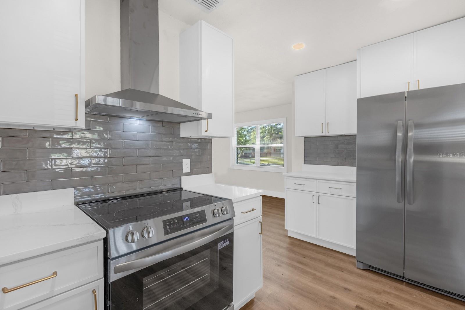 Image 5 of 18 For 206 Woodmere Boulevard