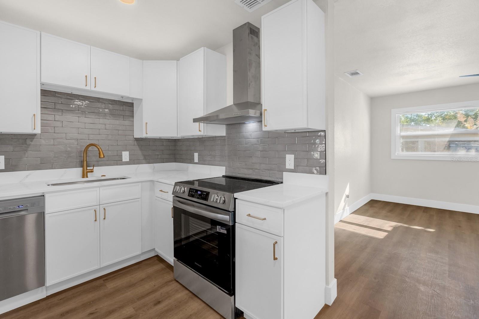 Image 6 of 18 For 206 Woodmere Boulevard