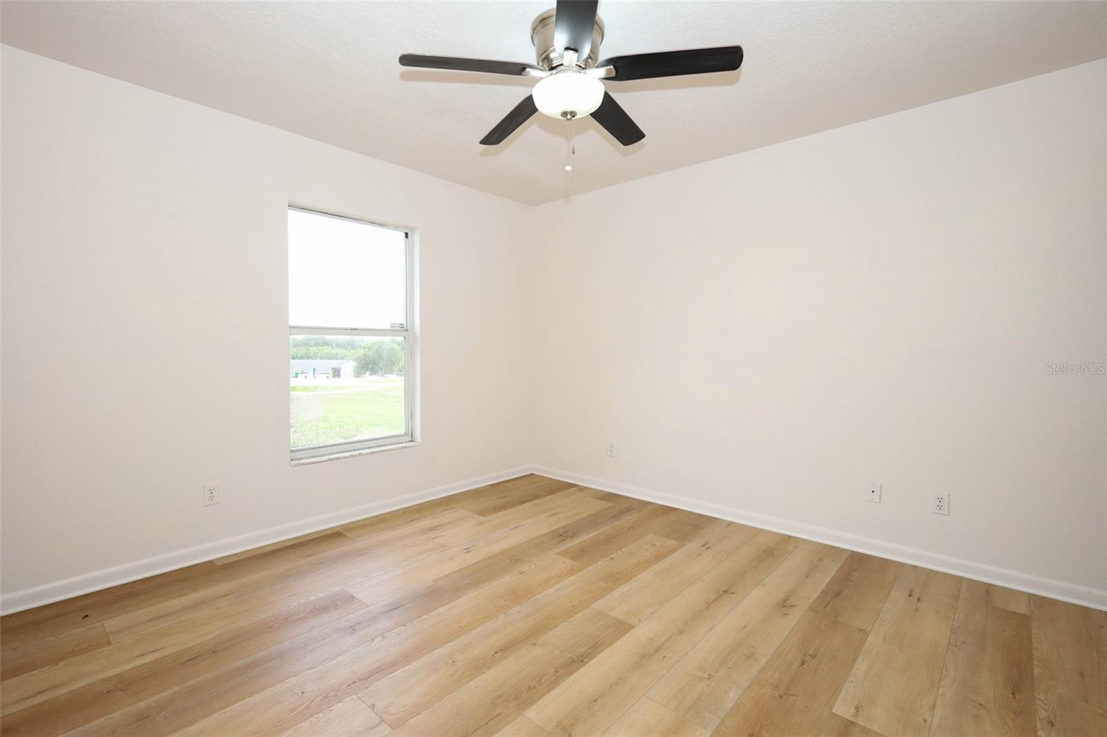 Image 12 of 35 For 420 Whitewing Circle