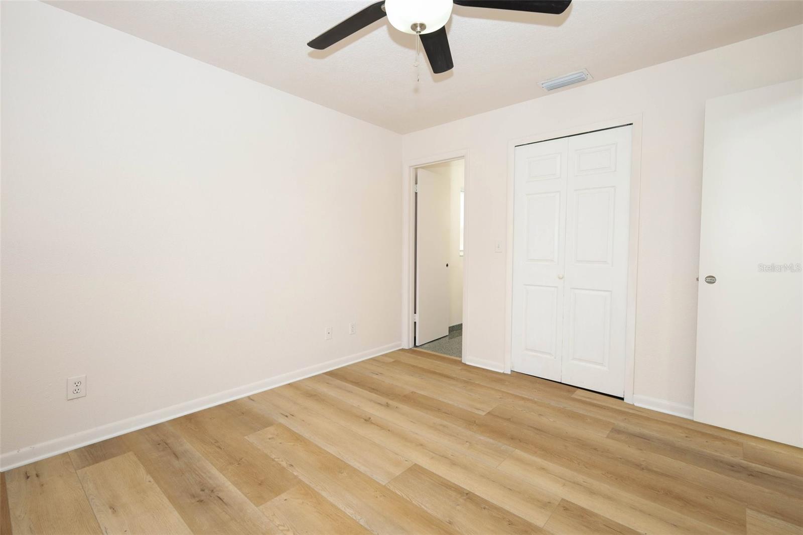 Image 14 of 35 For 420 Whitewing Circle