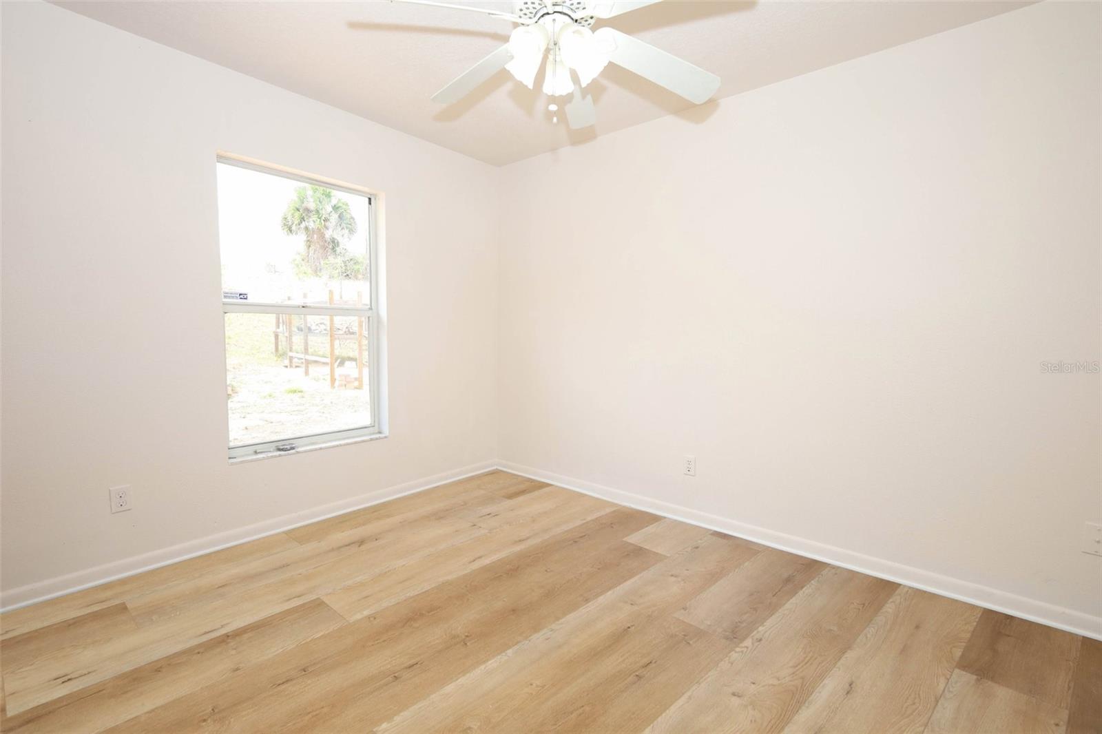 Image 23 of 35 For 420 Whitewing Circle