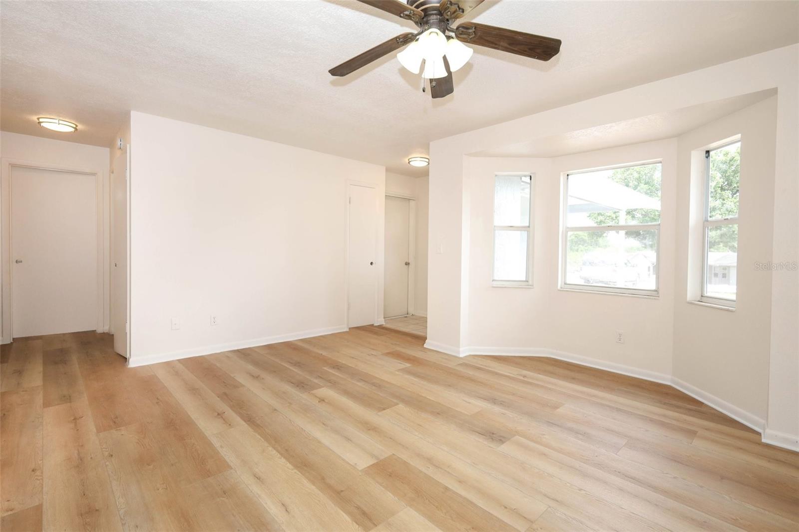 Image 3 of 35 For 420 Whitewing Circle