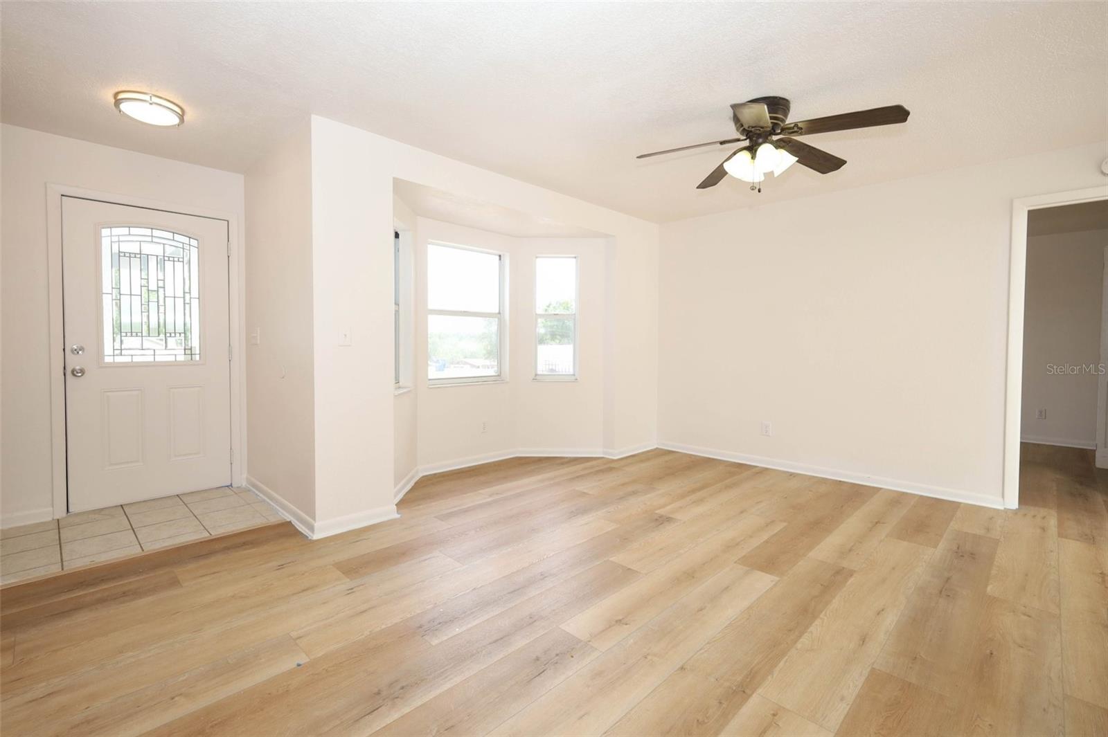 Image 4 of 35 For 420 Whitewing Circle