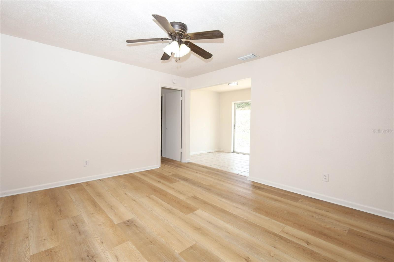 Image 5 of 35 For 420 Whitewing Circle