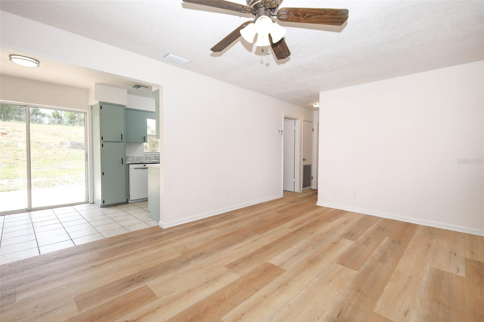 Image 8 of 35 For 420 Whitewing Circle