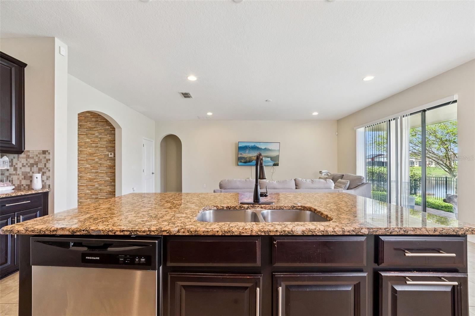 Image 16 of 35 For 1005 Fountain Coin Loop