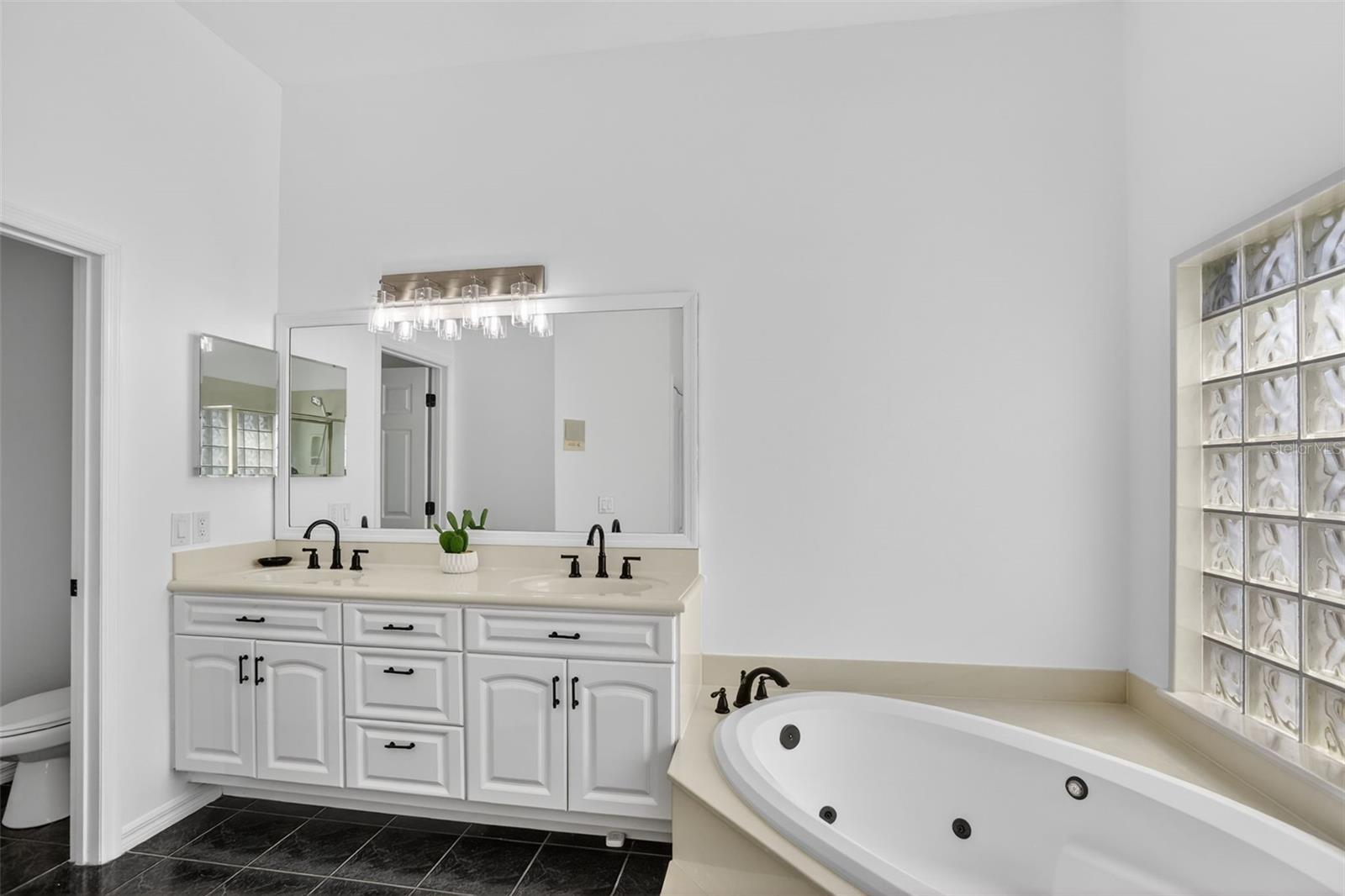 Image 18 of 41 For 5232 Hammock Circle