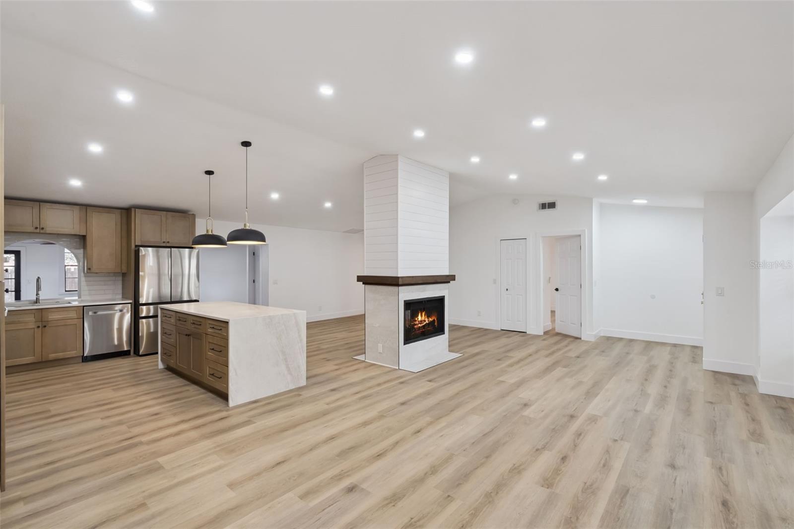 Image 10 of 61 For 418 Lakeshore Drive