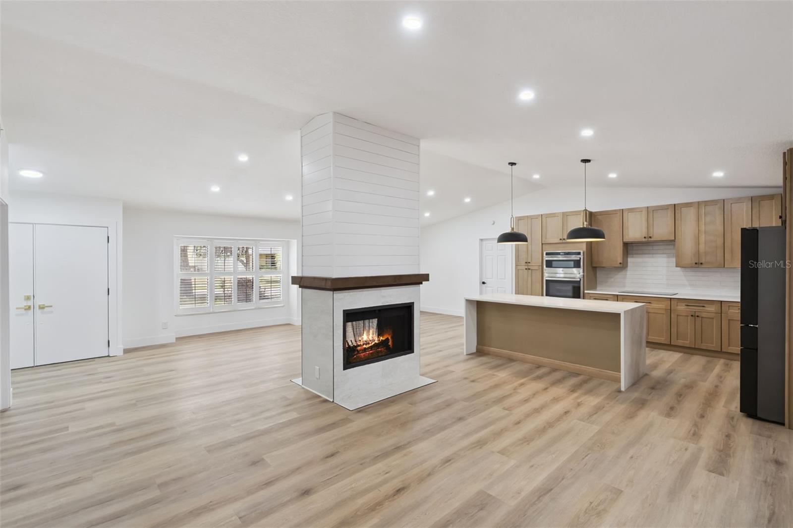 Image 12 of 61 For 418 Lakeshore Drive