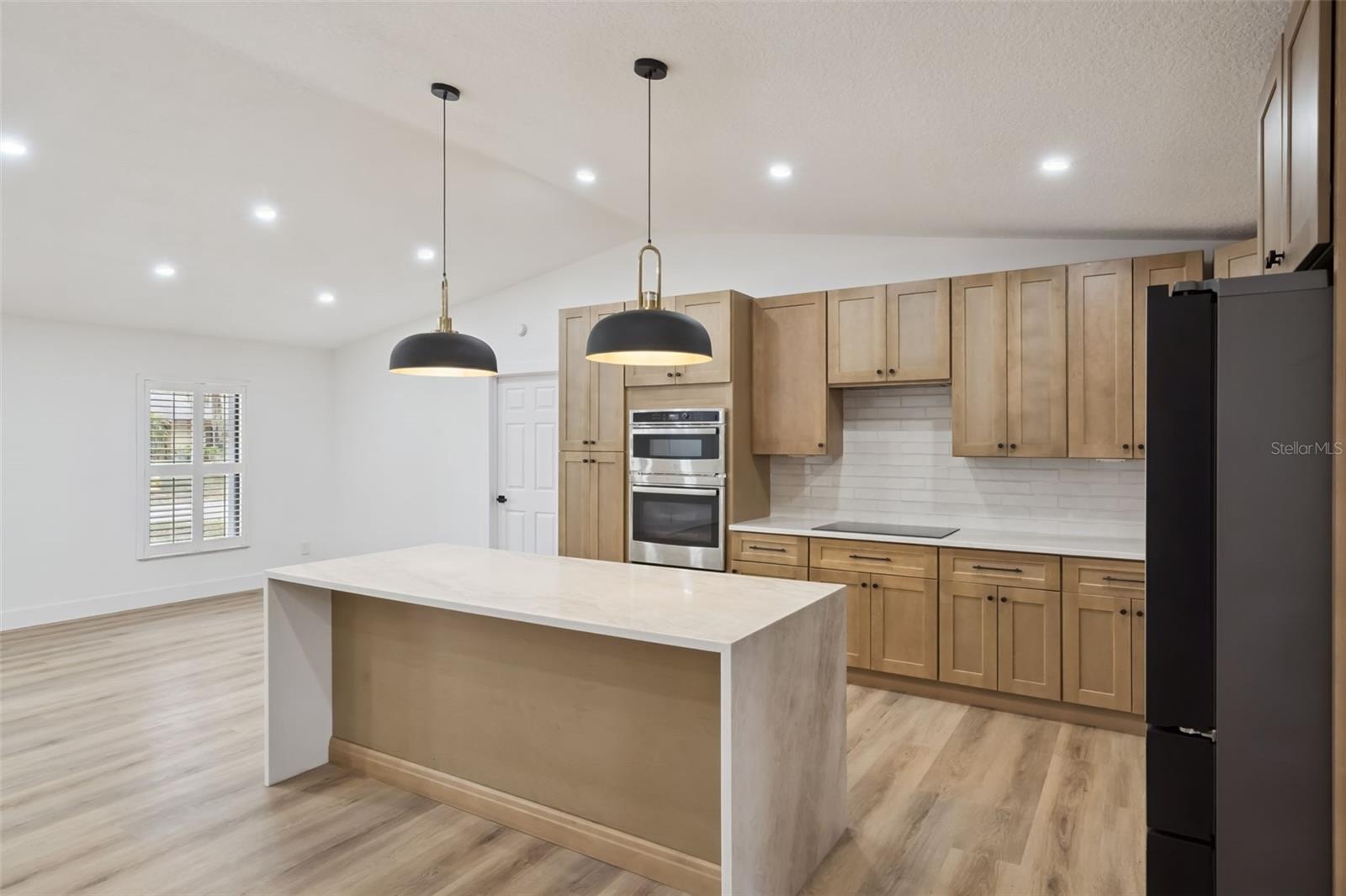 Image 18 of 61 For 418 Lakeshore Drive