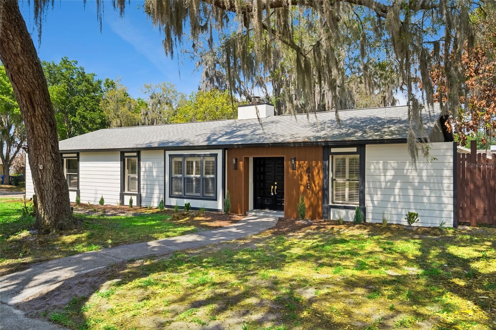 Image 2 of 61 For 418 Lakeshore Drive