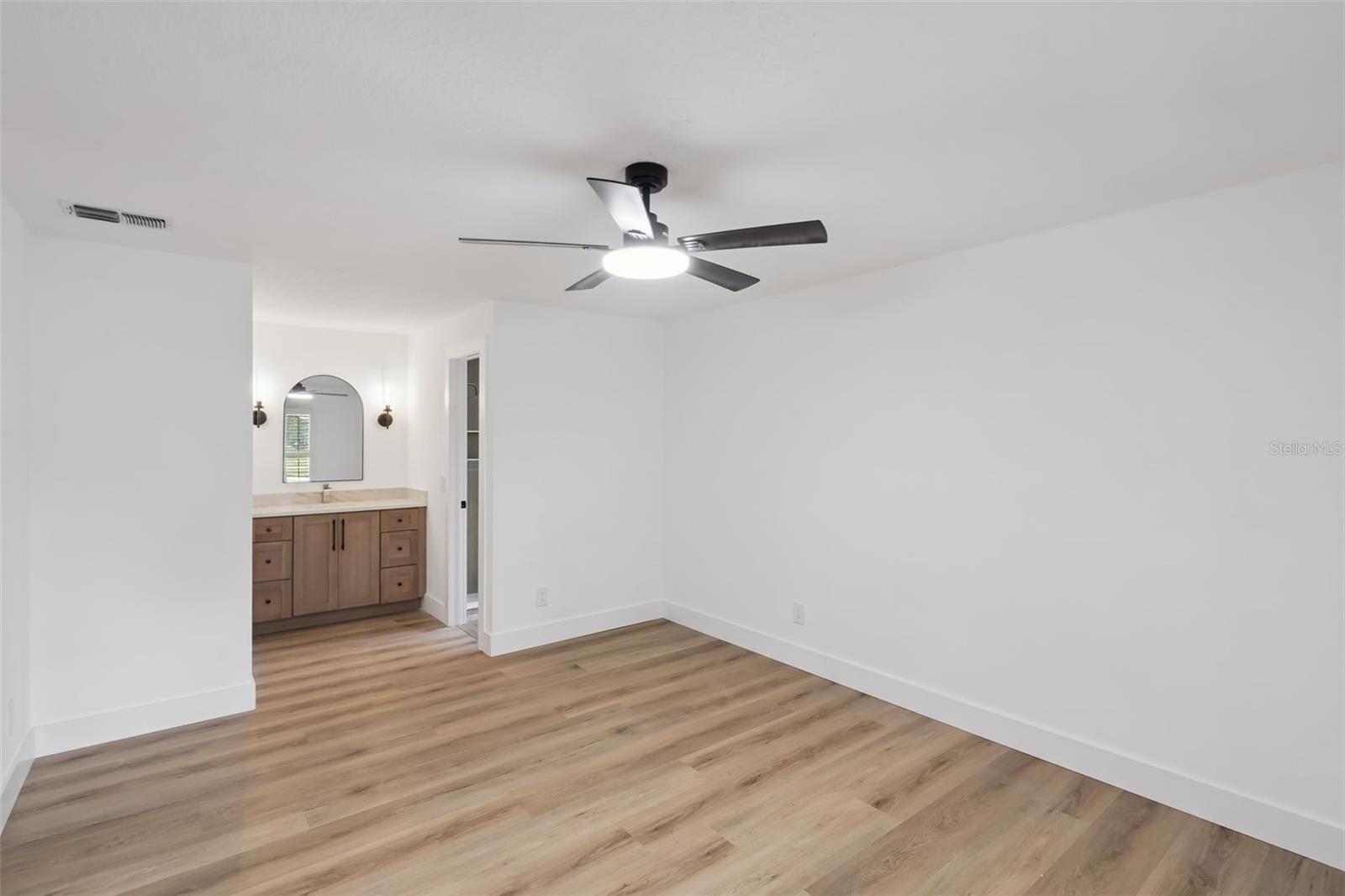 Image 22 of 61 For 418 Lakeshore Drive