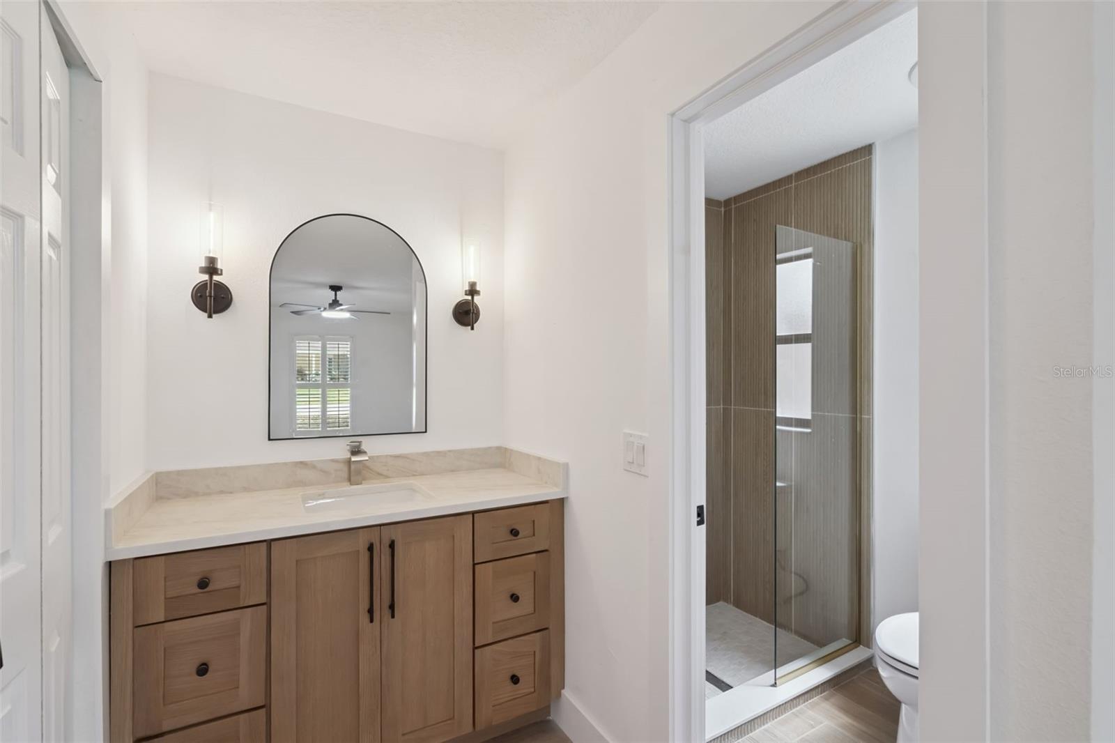 Image 23 of 61 For 418 Lakeshore Drive