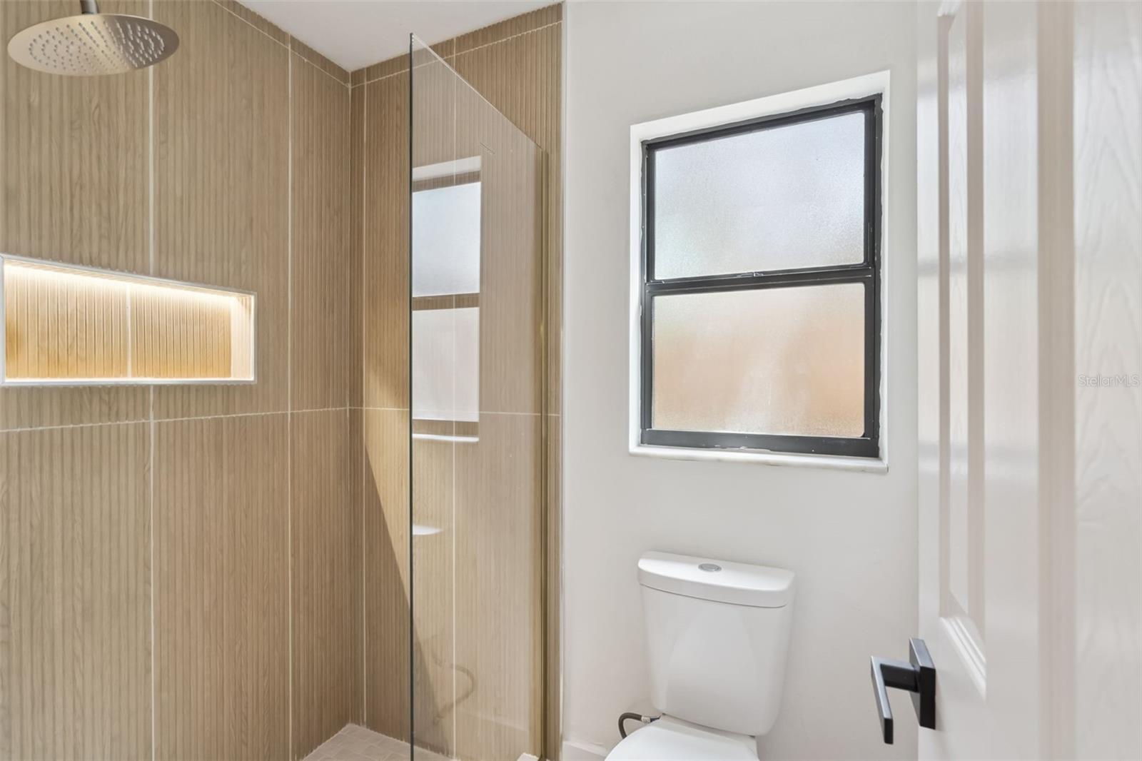 Image 24 of 61 For 418 Lakeshore Drive