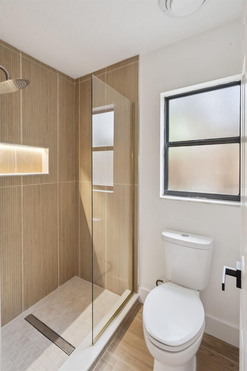 Image 25 of 61 For 418 Lakeshore Drive